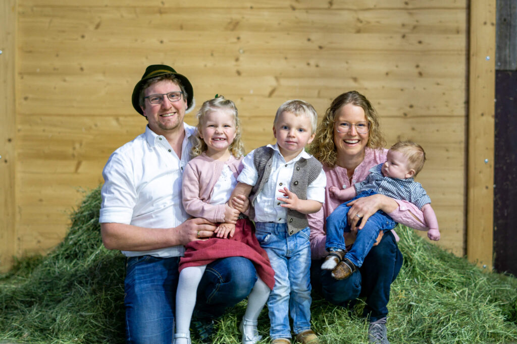 Familie Lingg sitzt im Heu