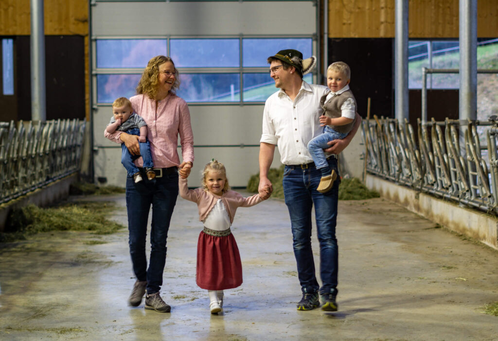 Die Familie Lingg läuft in ihrem Kuhstall.