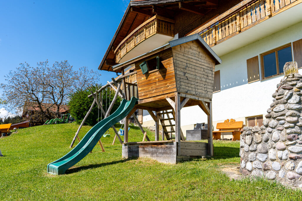 Rutsche mit Spielhaus