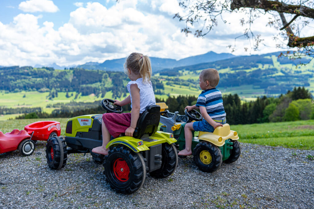 Kinder auf Trettraktoren